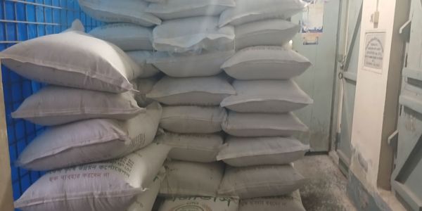 আড়াই টন সরকারি সার বেচে দিলেন কৃষি কর্মকর্তা